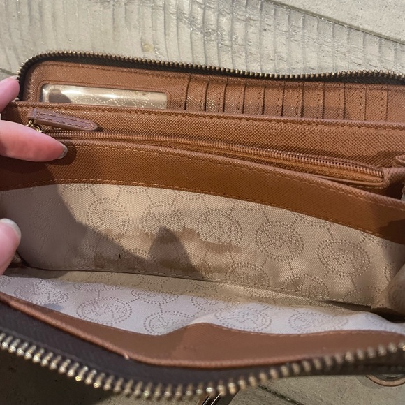 Michael Kors Brown monogram wallet - Picture 9 of 11